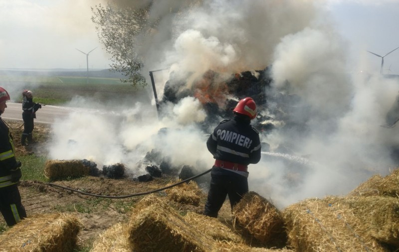 Incendiu puternic izbucnit pe DN 222, între Tulcea și Agighiol, la o remorcă încărcată cu baloți/ FOTO&VIDEO