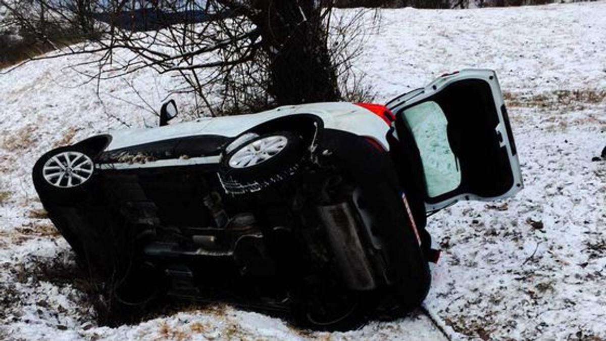 Trei tineri care mergeau la Școala de Poliție de la Câmpina s-au răsturnat cu mașina
