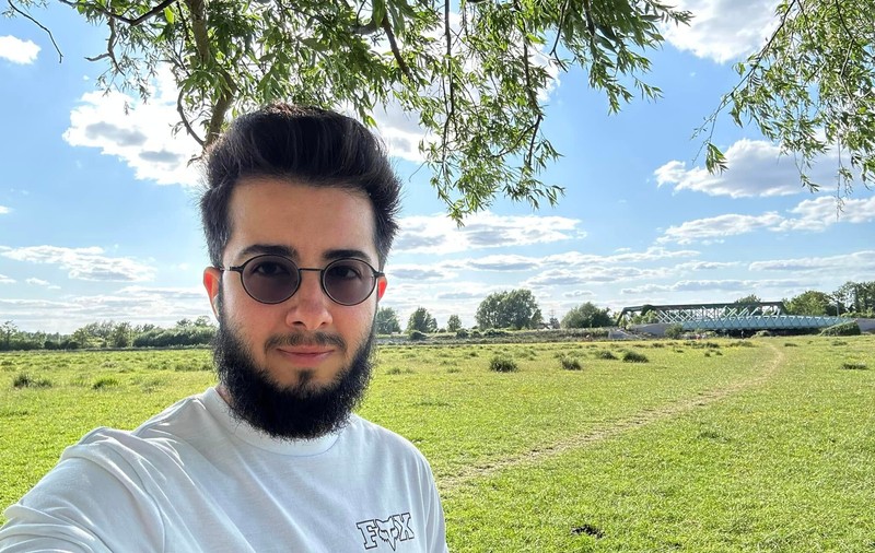 Povestea lui Arian Mirzarafie-Ahi, tânărul care a așteptat 5 ani ca România să-i recunoască identitatea masculină în acte: „Este o victorie a tuturor persoanelor trans” 