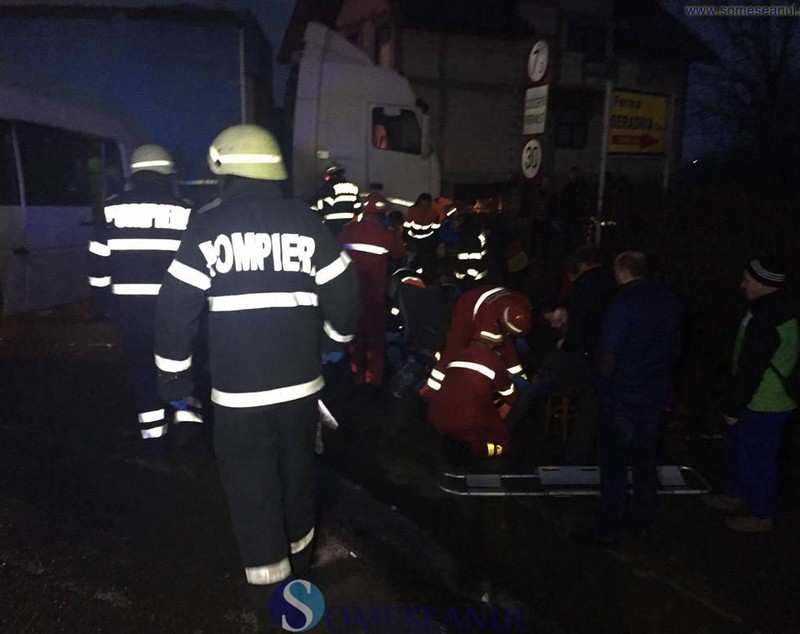 Accident în județul Cluj. 16 răniți, după ce un microbuz s-a ciocnit violent de un tir
