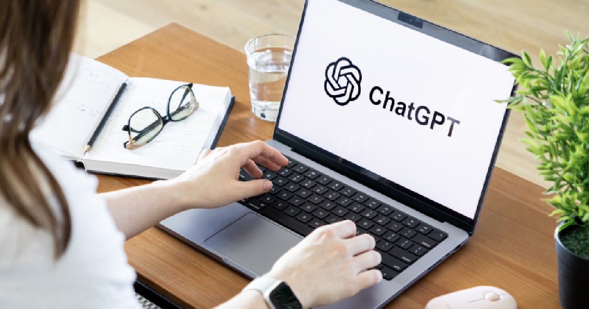 Aplicația ChatGPT afișată pe un ecran de laptop