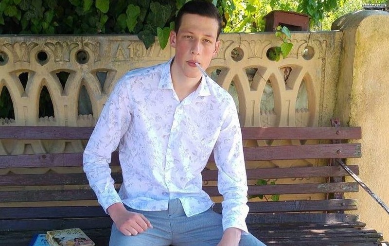 Fiul unui angajat al Secretariatului General al Guvernului, care a lovit intenționat un polițist cu mașina, trimis la închisoare. Ce despăgubiri are de plătit