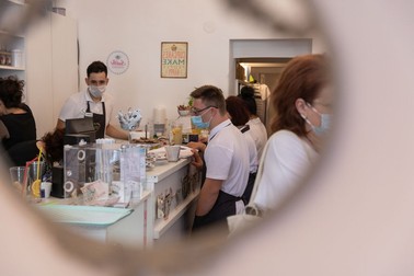 Voluntarii plasează comenzile la bar