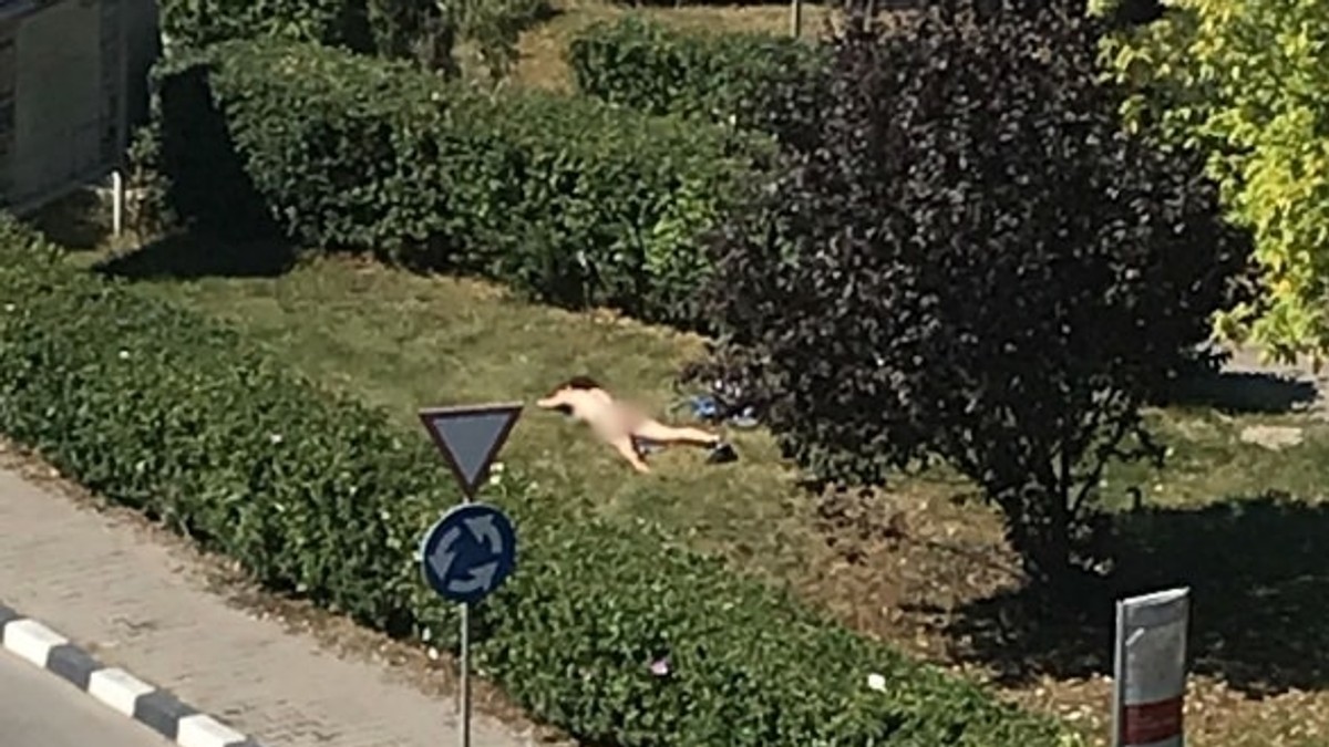 O tânără a făcut plajă goală în fața Direcției de Finanțe din Giurgiu
