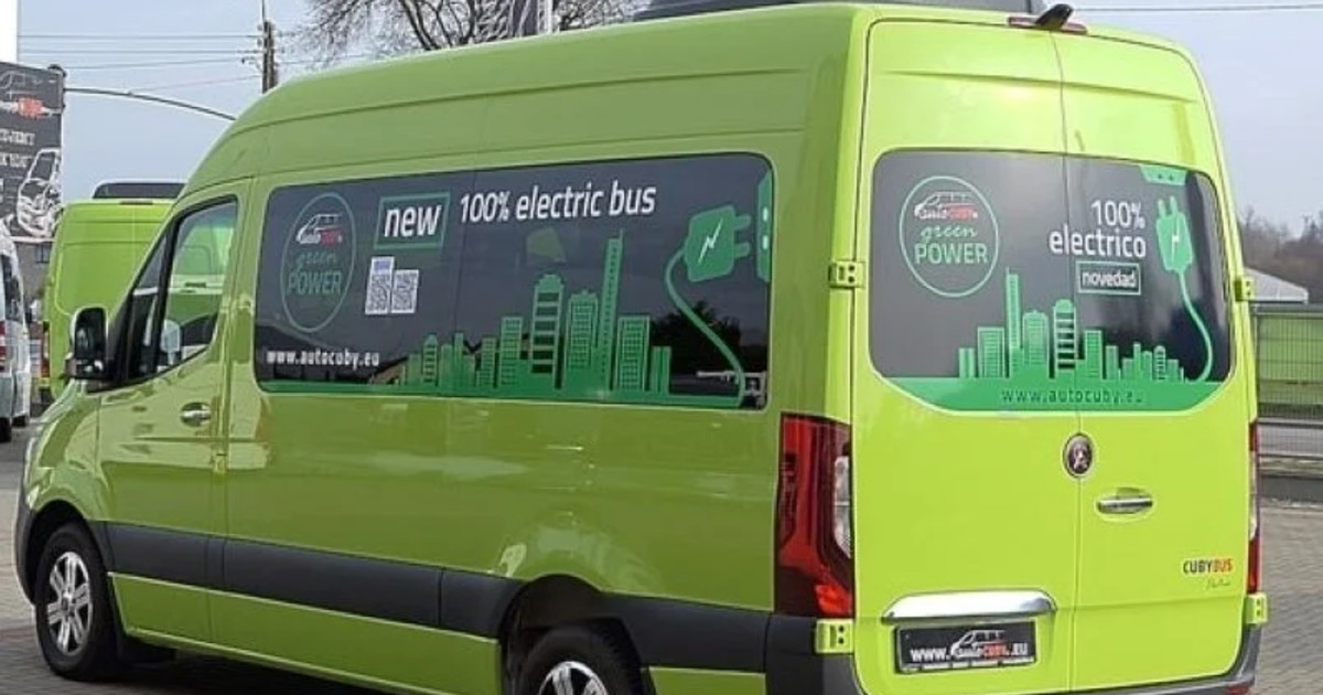 microbuz galben, intr-o parcare