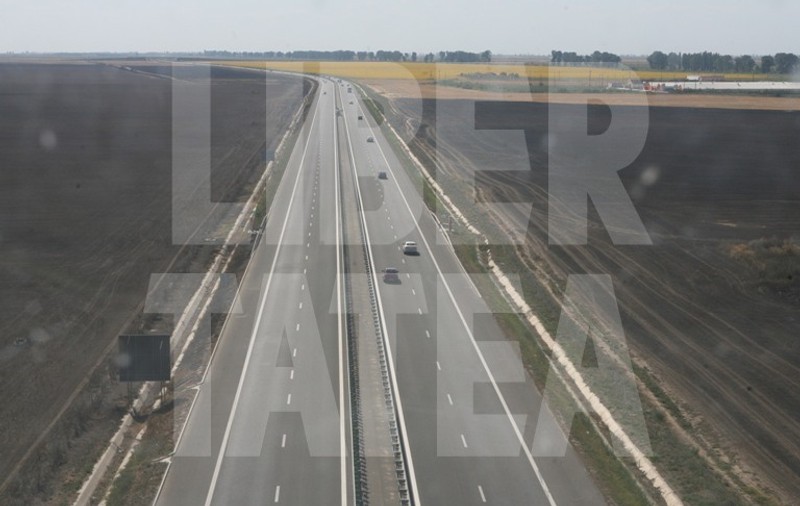 O mașină a luat foc pe Autostrada A2. Traficul a fost blocat