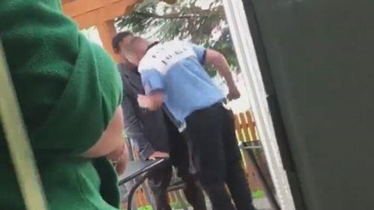 Polițist local din Timiș, filmat în timp ce lovește un cerșetor cu capul în gură