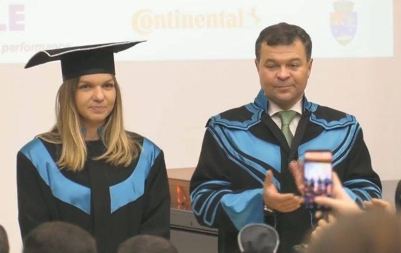 Simona Halep este Doctor Honoris Causa al Universității de Vest Timișoara. Liderul WTA a primit în dar un tablou!