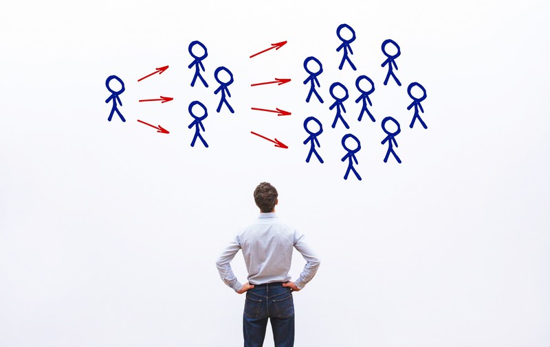 Agora digitală între normalitatea civică și manipulare. De ce e important să facem deosebirea între liderii de opinie și „influensării” remunerați 