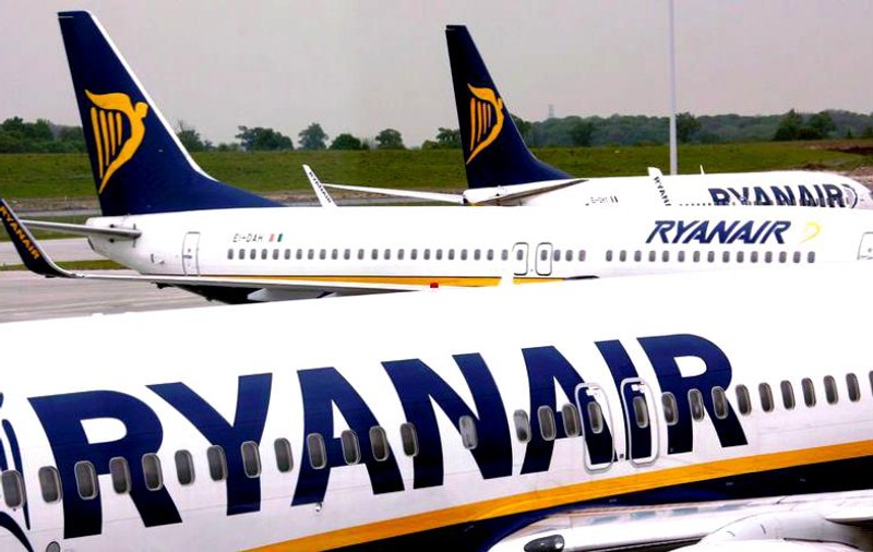 Compania Ryanair este anchetată după ce a decis să taxeze suplimentar bagajele de mână