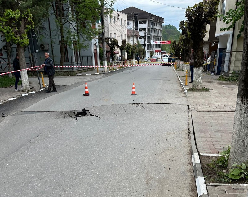 O stradă din orașul Slănic s-a surpat. Crater adânc de 2 metri, pe o suprafață de 60 mp. Locuitorii din zonă, evacuați. „Fuge pământul sub noi”