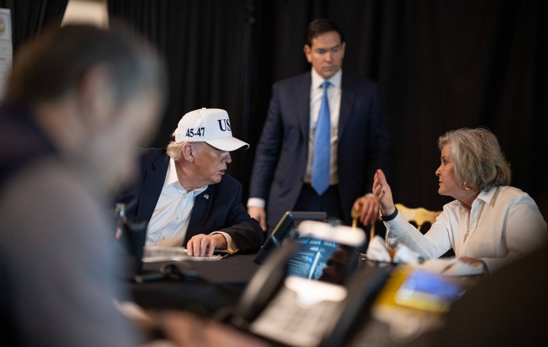 Breșă de securitate în „Situation Room”? Ce a fost observat lângă Donald Trump în timpul operațiunii