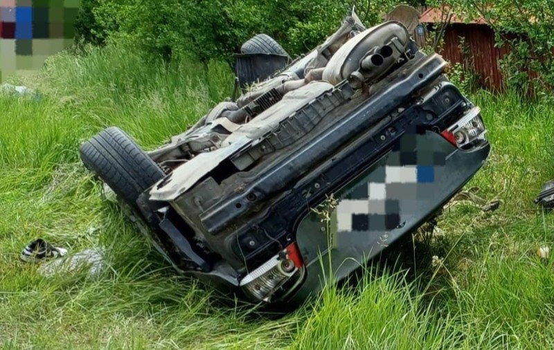 Doi tineri de 15 şi 19 ani au murit după ce au intrat cu mașina într-un stâlp şi apoi s-au răsturnat, în Argeş