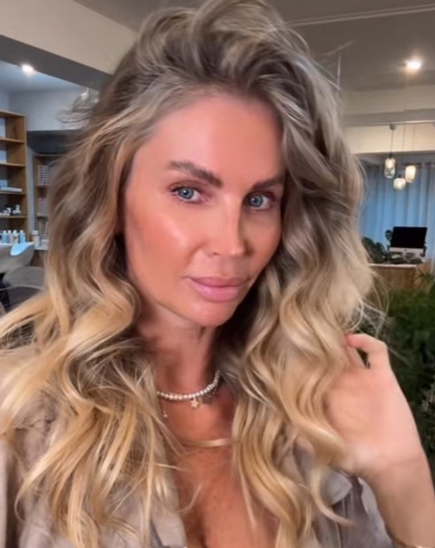 Andreea Bănică, schimbare radicală de look. Cum s-a vopsit cântăreața