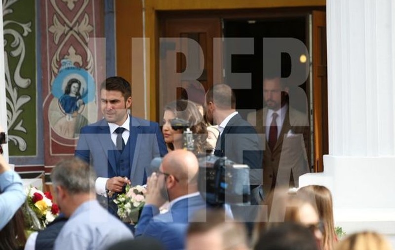 FOTO EXCLUSIV | După nuntă, Adrian Mutu a mers la ciorba de potroace. L-a așteptat în fața restaurantului pe nașul Cosmin Contra