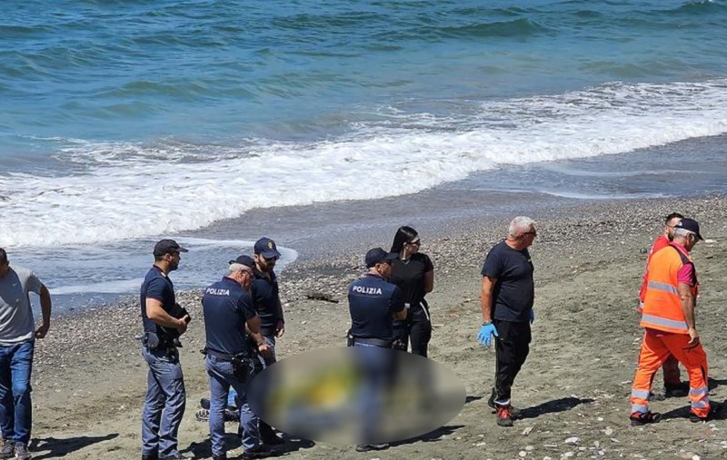 Cadavrul fără un braț al unui șofer român de TIR, găsit pe o plajă din Italia. Ultima oară fusese văzut la Barcelona