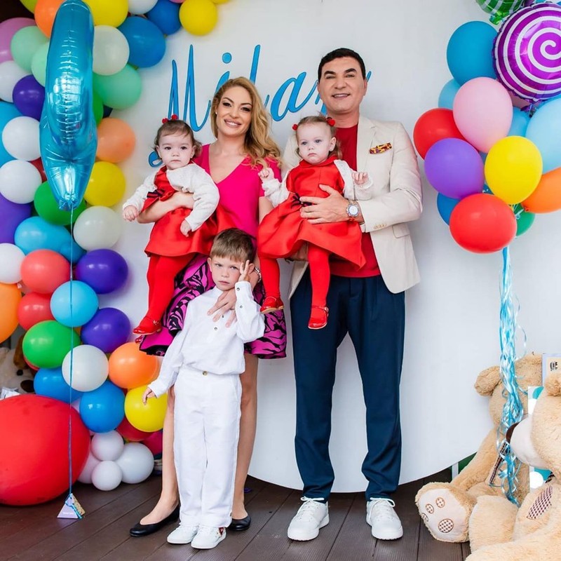 Cristi, Valentina și cei trei copii ai cuplului (foto Arhiva personală)