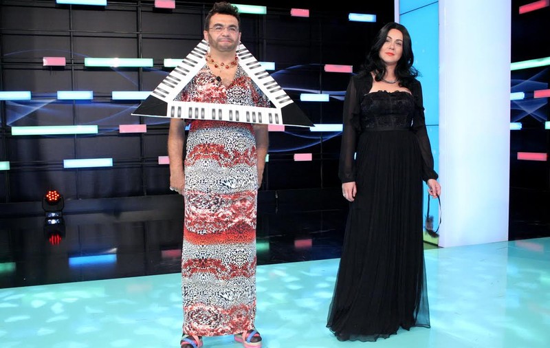 AŞA NU L-AI MAI VĂZUT ÎN VIAŢA TA. MIHAI MĂRGINEANU, în ROCHIE ŞI CU SANDALE CU TOC! Imagini demenţiale