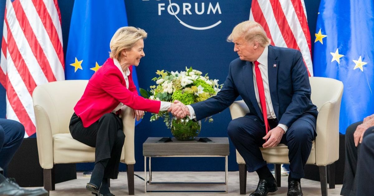 Președintele SUA, Donald Trump (dreapta) și președinta Comisiei Europene (stanga), Ursula von der Leyen, la cea de-a 50-a reuniune anuală a Forumului Economic Mondial, 21 ianuarie 2020