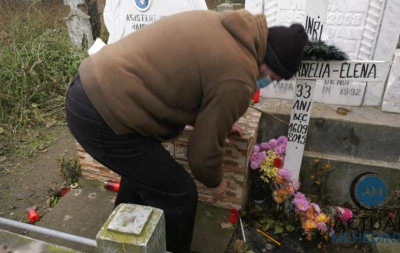 Doi tineri au profanat un mormânt dintr-un cimitir din Mehedinți pentru a fura un inel. Au fost arestați