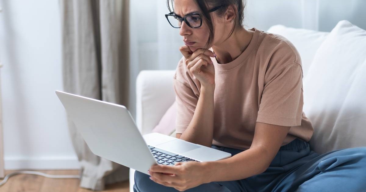 Tânără șomeră stă acasă sperând să obțină bani ușori și câștiguri rapide în numerar de pe internet, lucrează online pentru venituri pasive, sondaje plătite, navighează pe site-uri web, program de afiliere click for cash