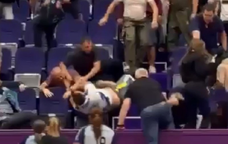 Părinții se bat în tribune, la un meci de junioare 3