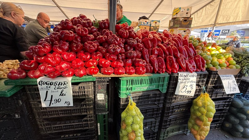 Piața Obor din București e plină cu legume pentru toamnă