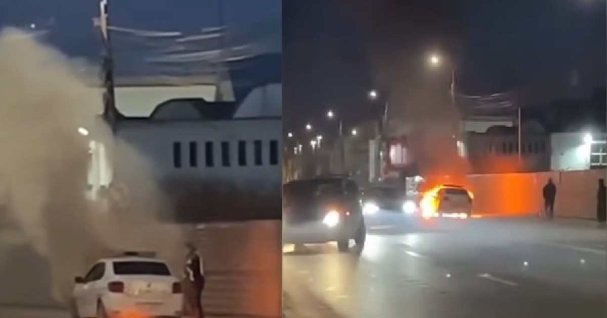 O mașină de poliție în flăcări pe un bulevard din Iași