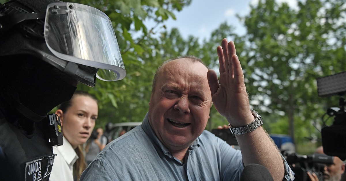 Viorel Pașca, liderul Asociației Dumbrava - Dumnezeu Poarta de Grijă, la ieșirea din sediul central al DIICOT, unde a fost adus pentru a fi audiat într-un dosar în care se investighează exploatarea unor persoane vulnerabile