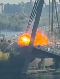 Momentul în care Podul de Nord din Kiev a fost atacat cu o dronă, având loc o explozie