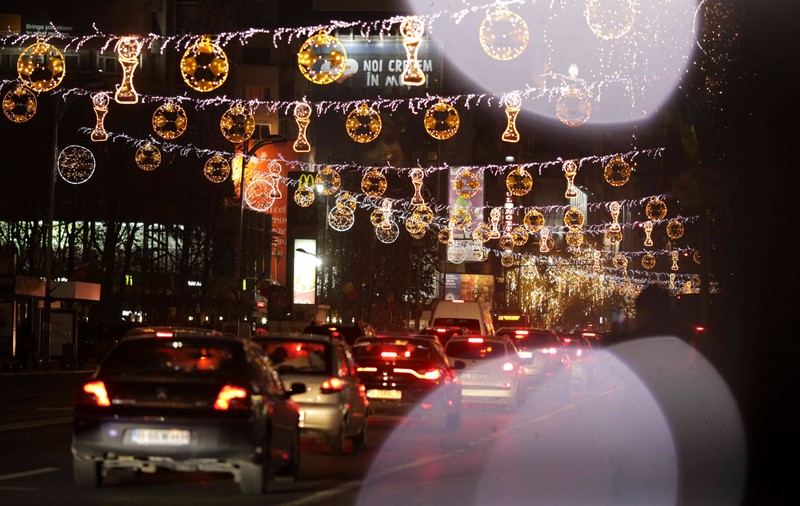 Cât costă beculețele de Crăciun din România. Primăria Capitalei are o pondere de 20% din suma totală