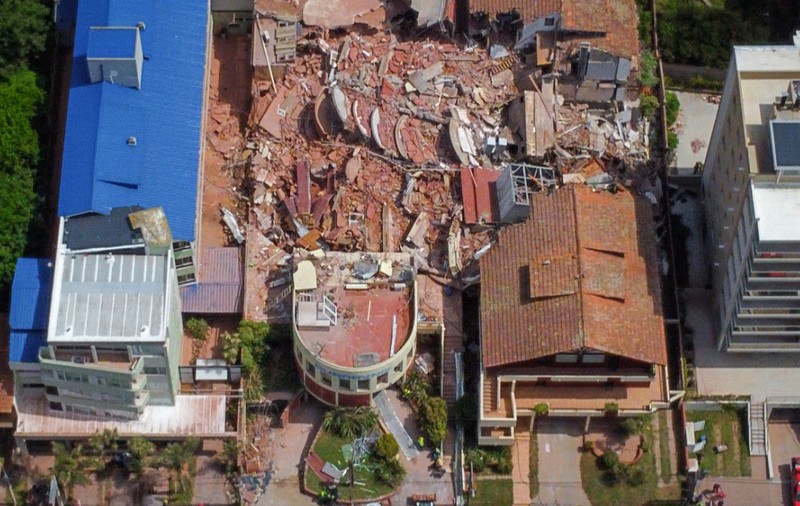 Hotel de 10 etaje fără autorizații, prăbușit în Argentina. Mai mulți oameni sunt prinși sub dărâmături | VIDEO
