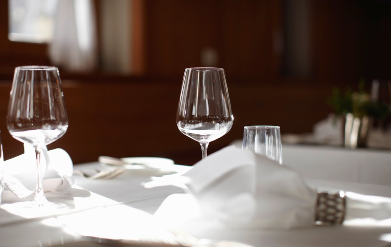 Un cuplu din Italia a primit 30.000 de euro despăgubiri după ce au rămas fără vin la nuntă după numai o oră