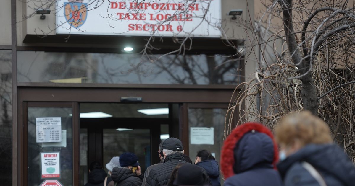 Persoane asteapta la coada in fata sediului Directiei Generale de Impozite si Taxe Locale Sector 6 din Bucuresti, marti, 5 ianuarie 2020.