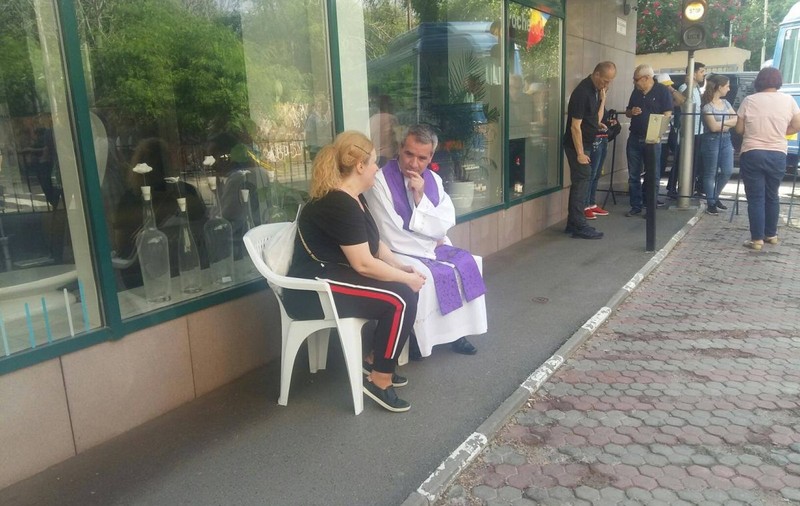 Zeci de preoți spovedesc credincioșii care vor participa la Liturghia pe care Papa Francisc o va oficia la Catedrala ”Sfântul Iosif”