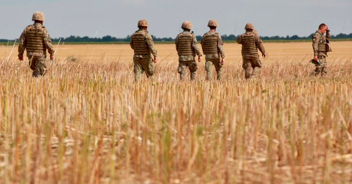 Militari în locul în care a fost doborâtă drona din Buzău.