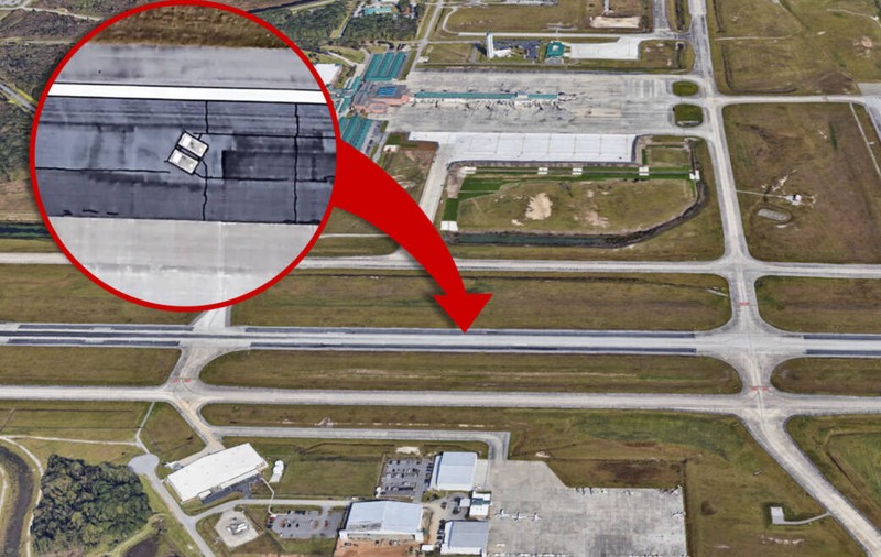 Cum a ajuns un aeroport din SUA să aibă două morminte pe mijlocul unei piste