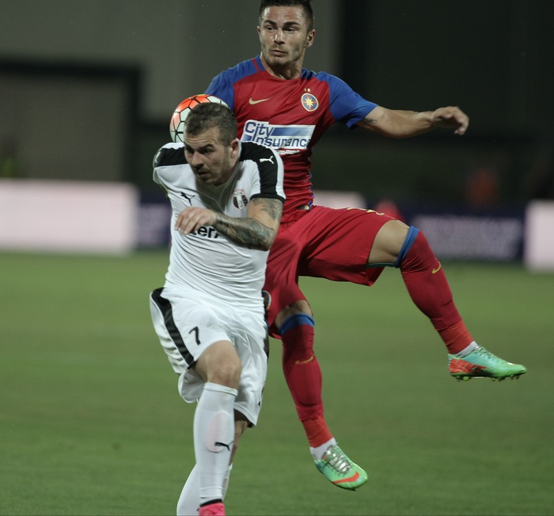 Duel între Denis Alibec, Astra, și Alin Toșca, Steaua FOTO: Gabriel Pătruț / Libertatea