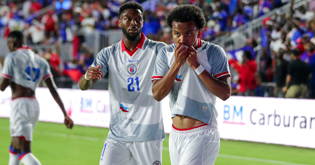 Ruben Providence (15) si Josué Casimir (21) în meciul jucat de Haiti contra Noii Zeelande