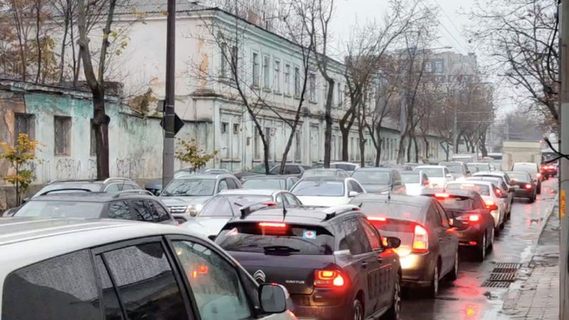 Ambuteiaje s-au format în Chișinău în urma deconectărilor de electricitate și a lipsei de curent la semafoare (foto stiri.md)