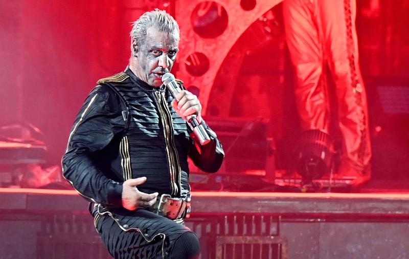 Doi oameni au fost reținuți la Berlin, după ce au încercat „să saboteze” concertul Rammstein. Liderul trupei germane este suspectat de agresiuni sexuale