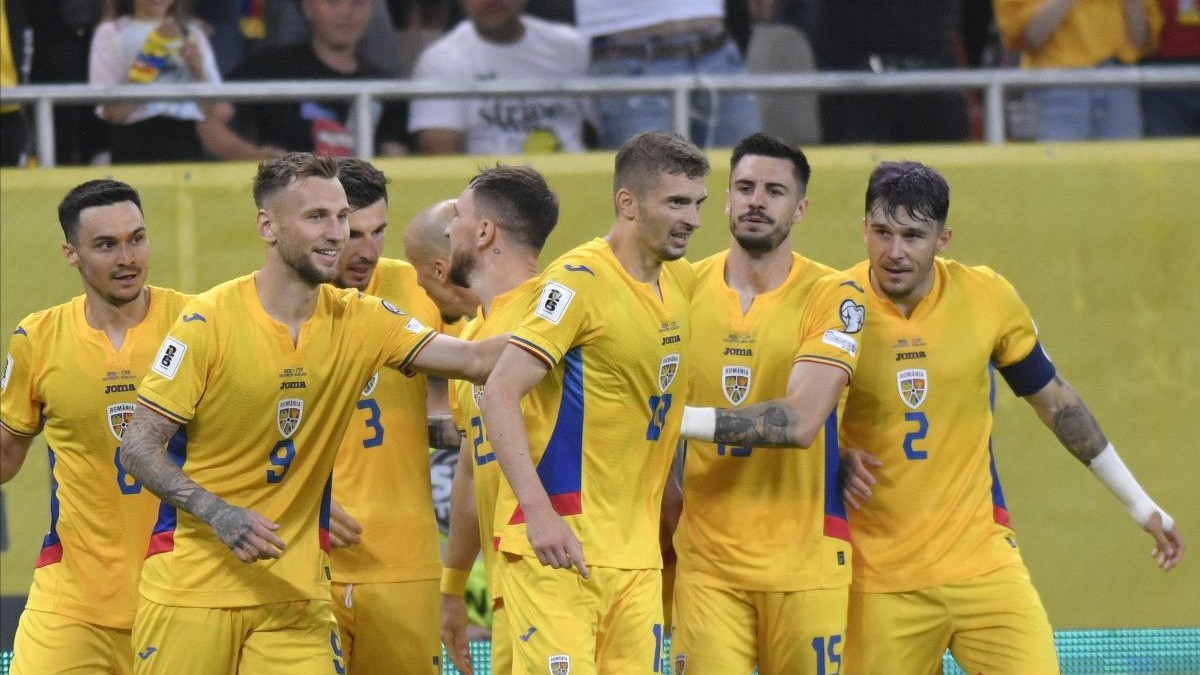 Jucatorii echipei nationale de fotbal a Romaniei se felicită dupa ce Florin Tanase a inscris un gol cu Cipru, într-un meci din preliminariile Cupei Mondiale din 2026, disputat pe Arena Nationala din Romania, marti, 10 iunie 2025