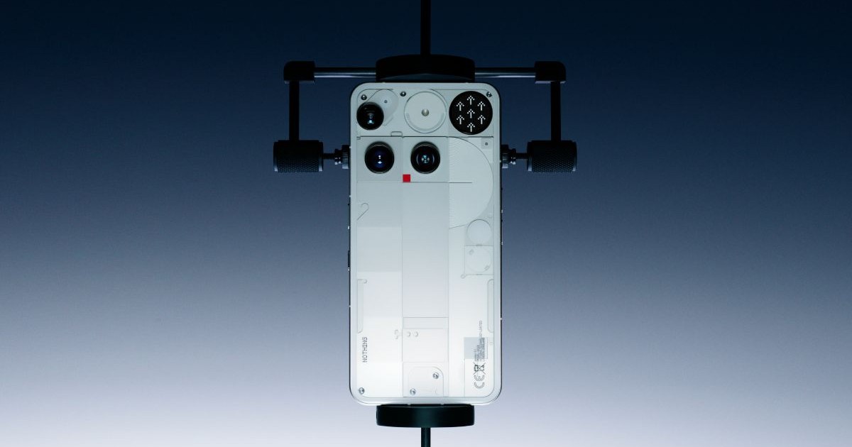 Un telefon Nothing Phone 3(A) ținut artistic într-o menghină mică, pe un fundal bleu cu negru.