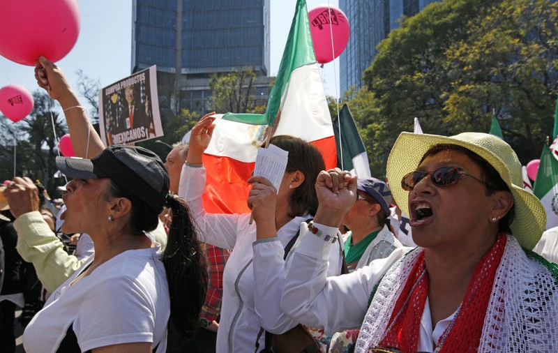 Mexicul va deschide centre de apărare a imigranţilor mexicani la consulatele sale din SUA