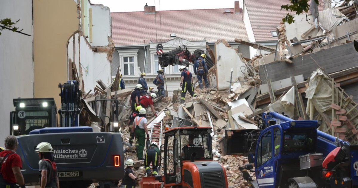 Muncitori care au intervenit după ce un bloc din Görlitz s-a prăbușit.