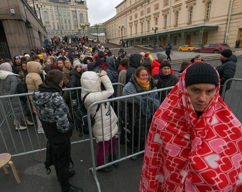 Rușii au stat la cozi uriașe mai multe zile, în fața Teatrului Balșoi din Moscova, ca să cumpere bilete la baletul „Spărgătorul de nuci”