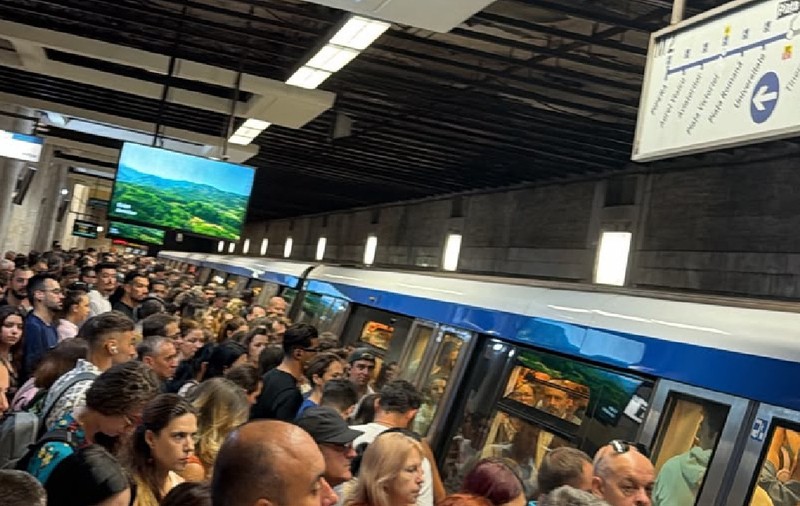 O mulțime de oameni așteaptă pe peronul de metrou pe 8 septembrie 2026, pe magistrala 2