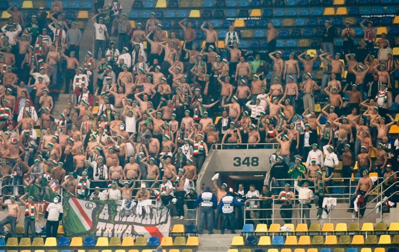 Ultraşii polonezi ai lui Legia Varşovia i-au băgat în şedinţă pe jandarmii români. Fotbaliştii, păziţi de 700 de luptători