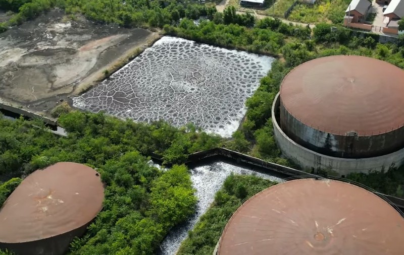 Cum arată lacurile otrăvite din Ploiești. Imagini dezolante ale unui dezastru ecologic în derulare