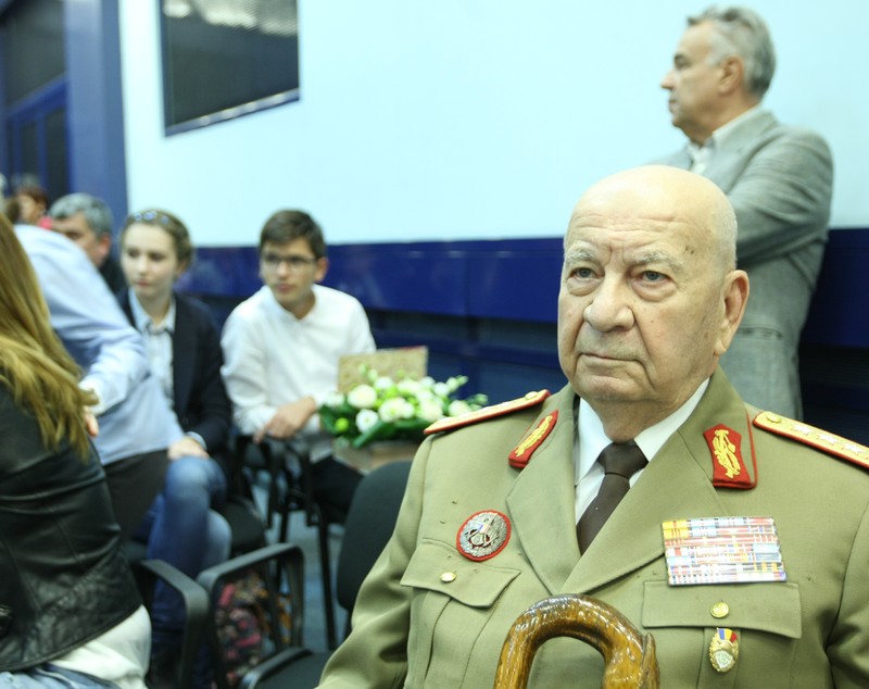 Nicolae Vieru și-a lansat o carte despre gimnastică, dar și în care Ilie Năstase are partea lui de glorie: ^”Ne-a dus acasă la Diana Ross!”. Nasty confirmă și aruncă ”bomba”: ”Am și divorțat după aia!” / GALERIE FOTO